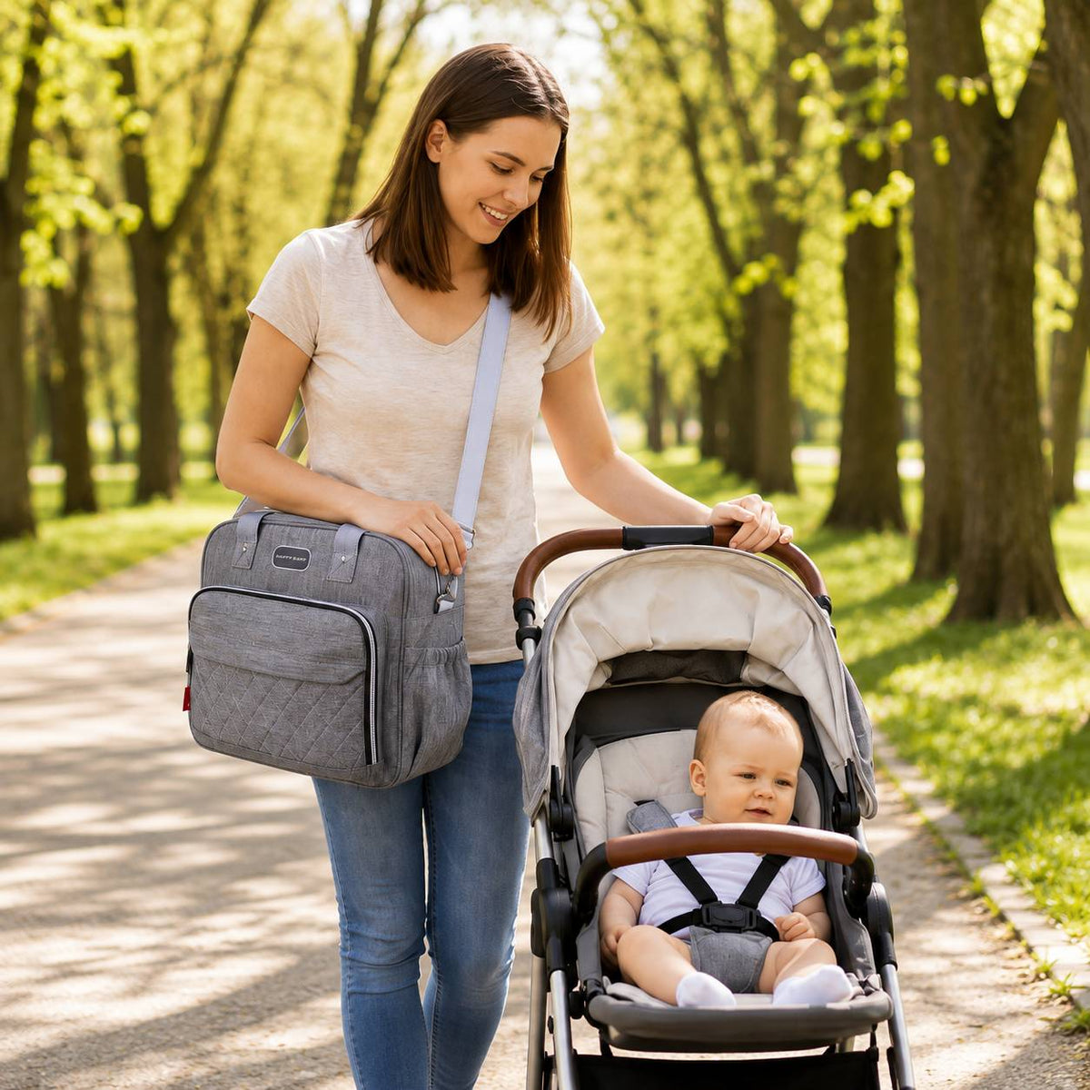 Sac a langer avec tapis de change porté en bandoulière pendant une promenade avec poussette