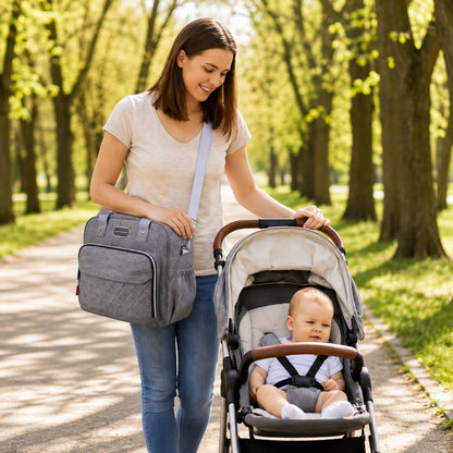 Sac a langer avec tapis de change porté en bandoulière pendant une promenade avec poussette