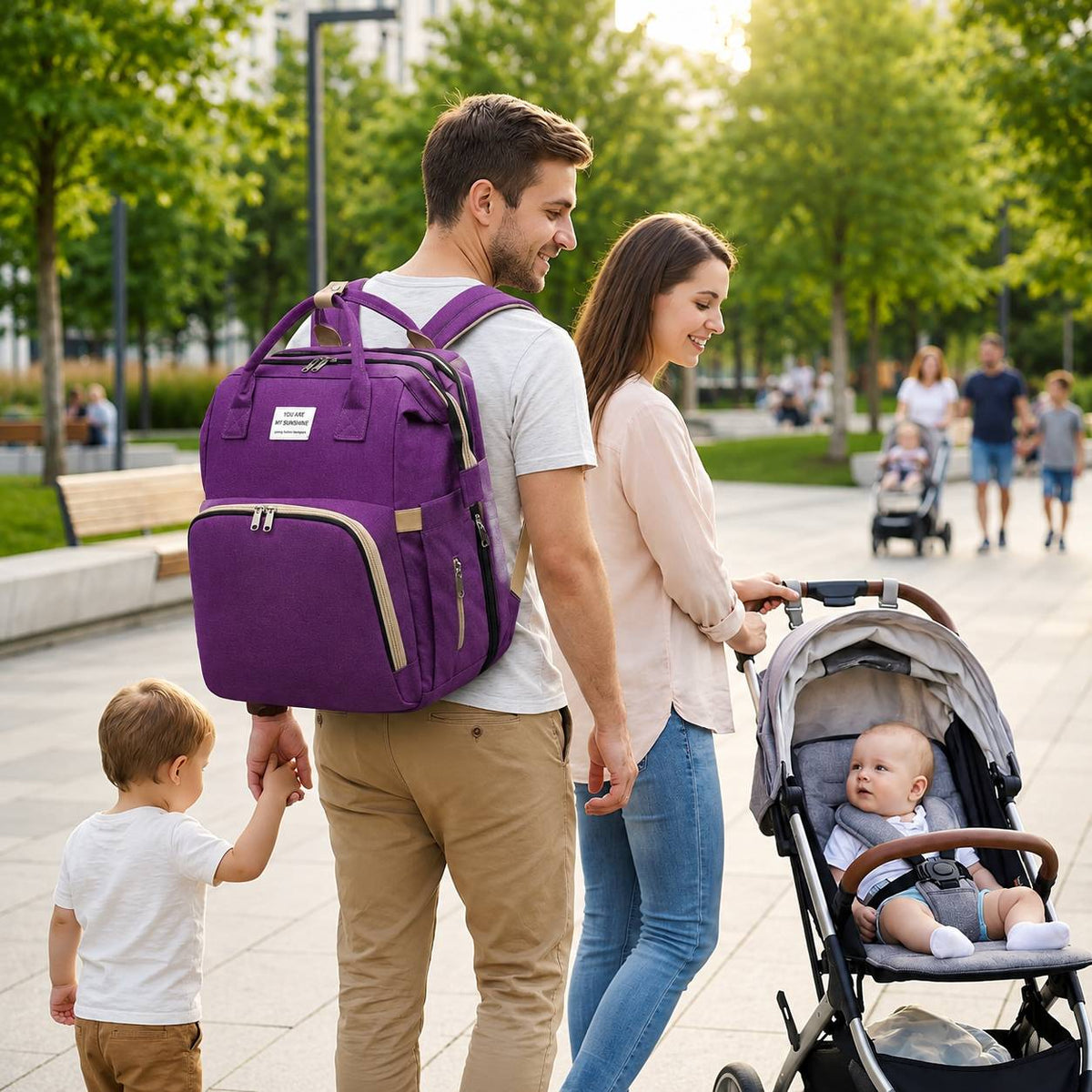 Sac à langer avec tapis de change porté par un papa pendant une sortie en famille