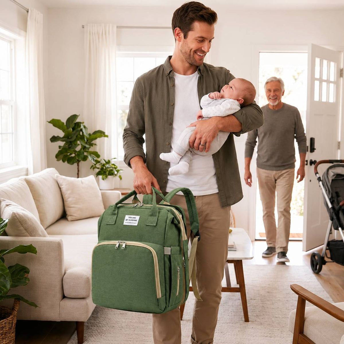 Sac a langer avec tapis de change transporté par un papa avec son bébé