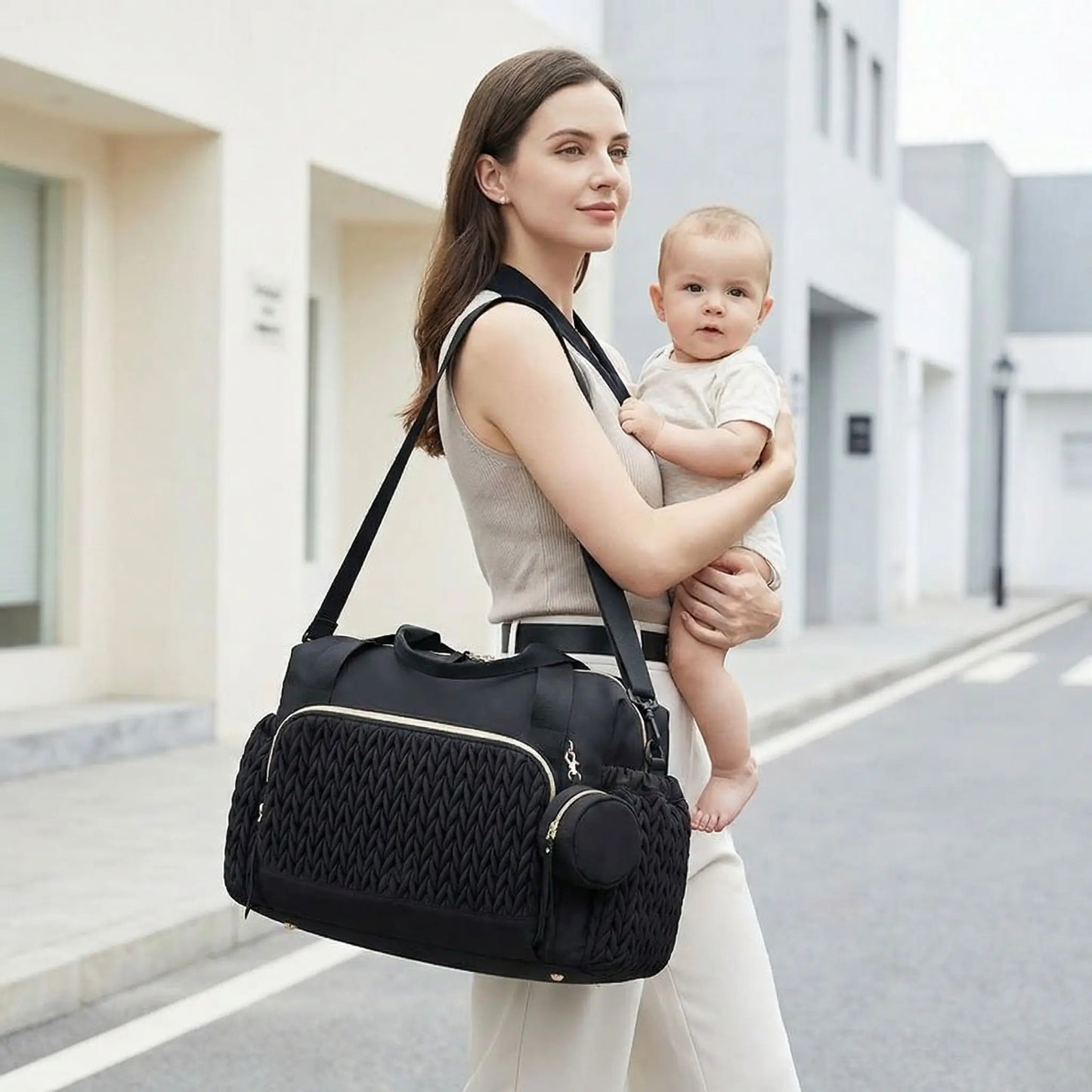 Sac a langer bebe bandouliere noir grande capacite style non genre porte par parent en ville