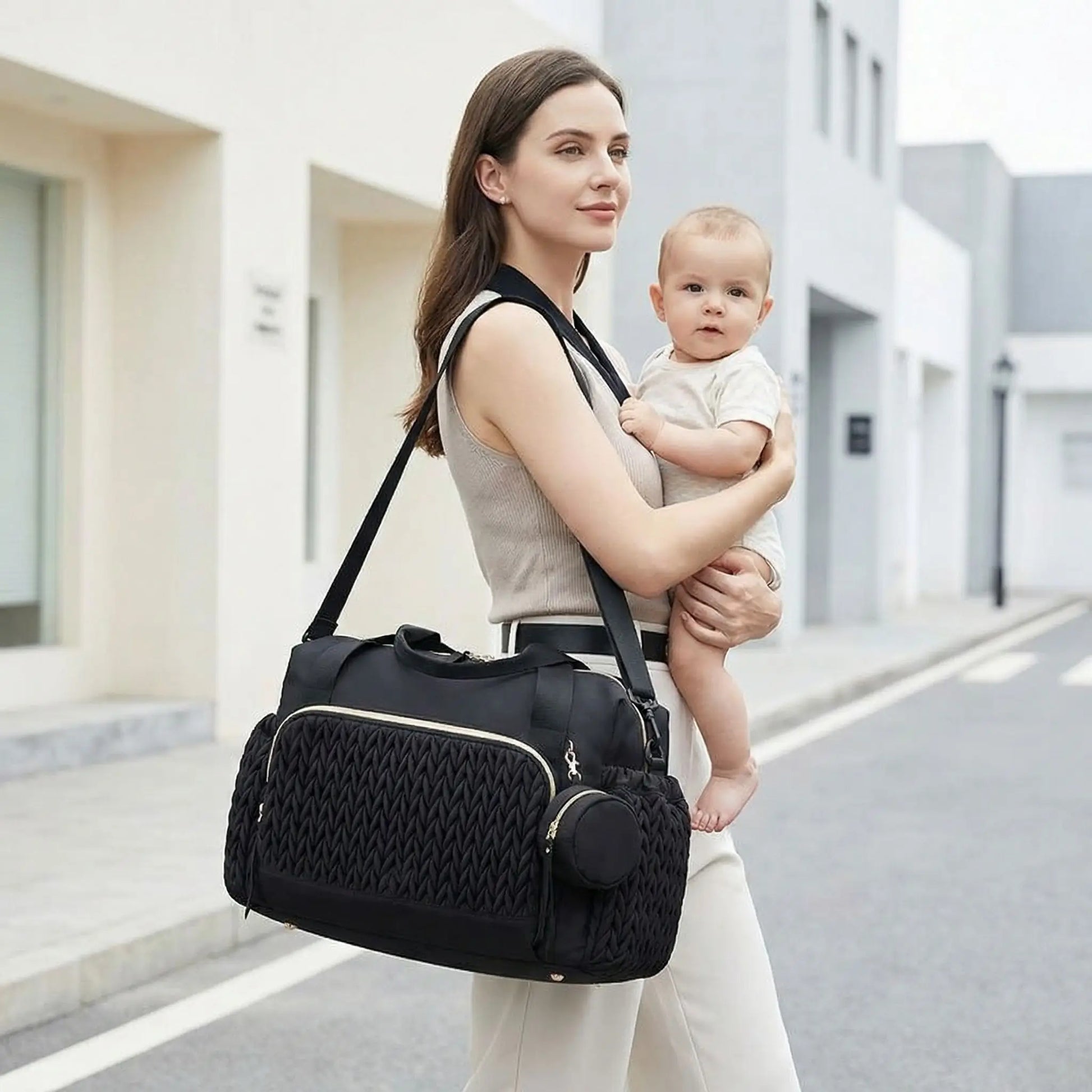 Sac a langer bebe bandouliere noir grande capacite style non genre porte par parent en ville
