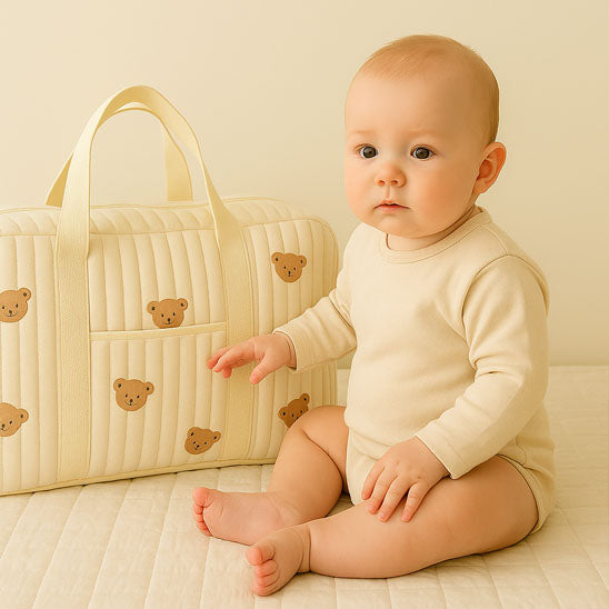 Sac a langer bebe modele petit ours place a cote du bebe assis