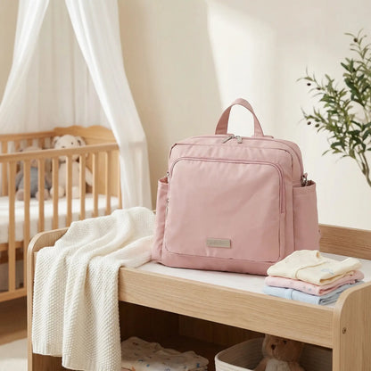 sac a langer bebe multifonction produit seul sur fond clair