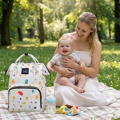 Sac a langer bebe porté par une maman avec son enfant promenade en plein air