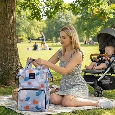 Sac a langer bebe posé à côté d'une poussette pendant une sortie en famille