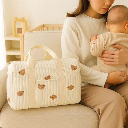 Sac a langer bebe modele petit ours pose a cote de maman et bebe