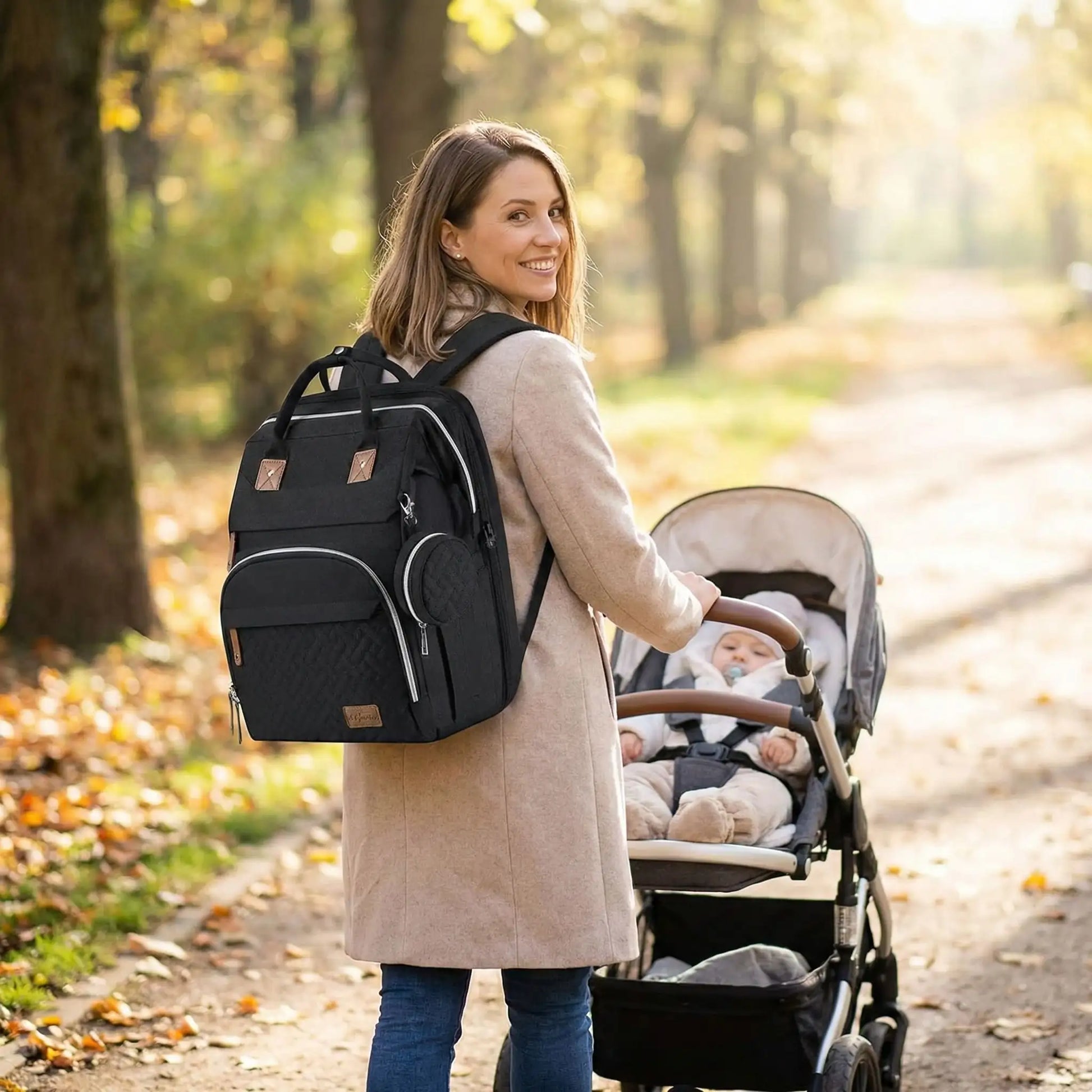 Un sac a langer avec berceau integre est presente dans sa variante de couleur noir