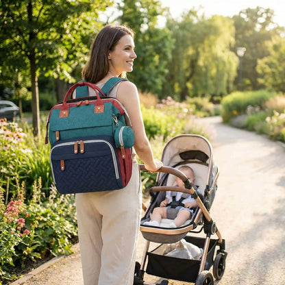 Un sac a langer avec berceau integre est presente dans sa variante de couleur tricolor
