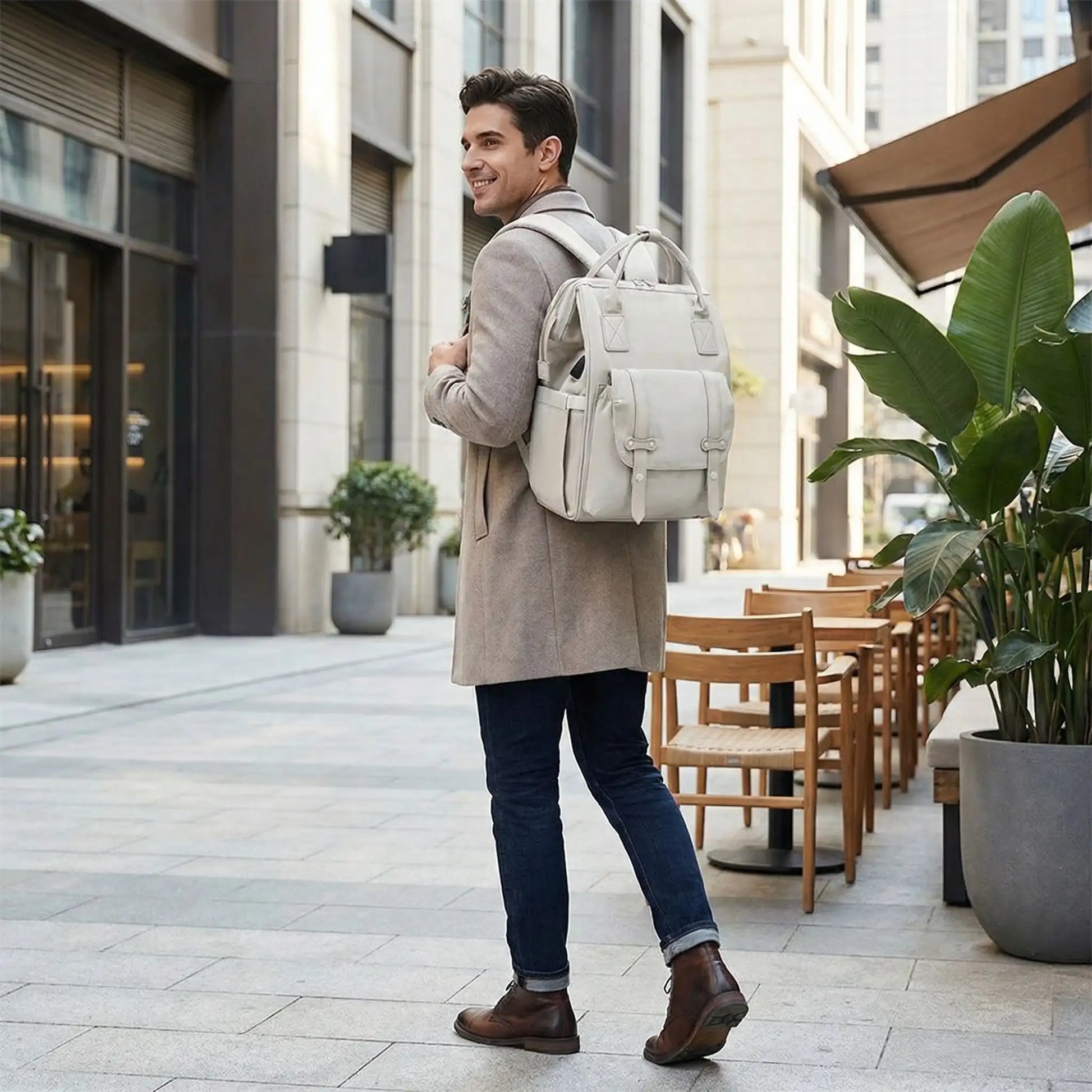 Papa moderne en ville portant un sac a langer elegant et fonctionnel ideal pour les sorties urbaines avec bebe