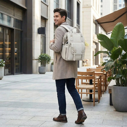 Papa moderne en ville portant un sac a langer elegant et fonctionnel ideal pour les sorties urbaines avec bebe