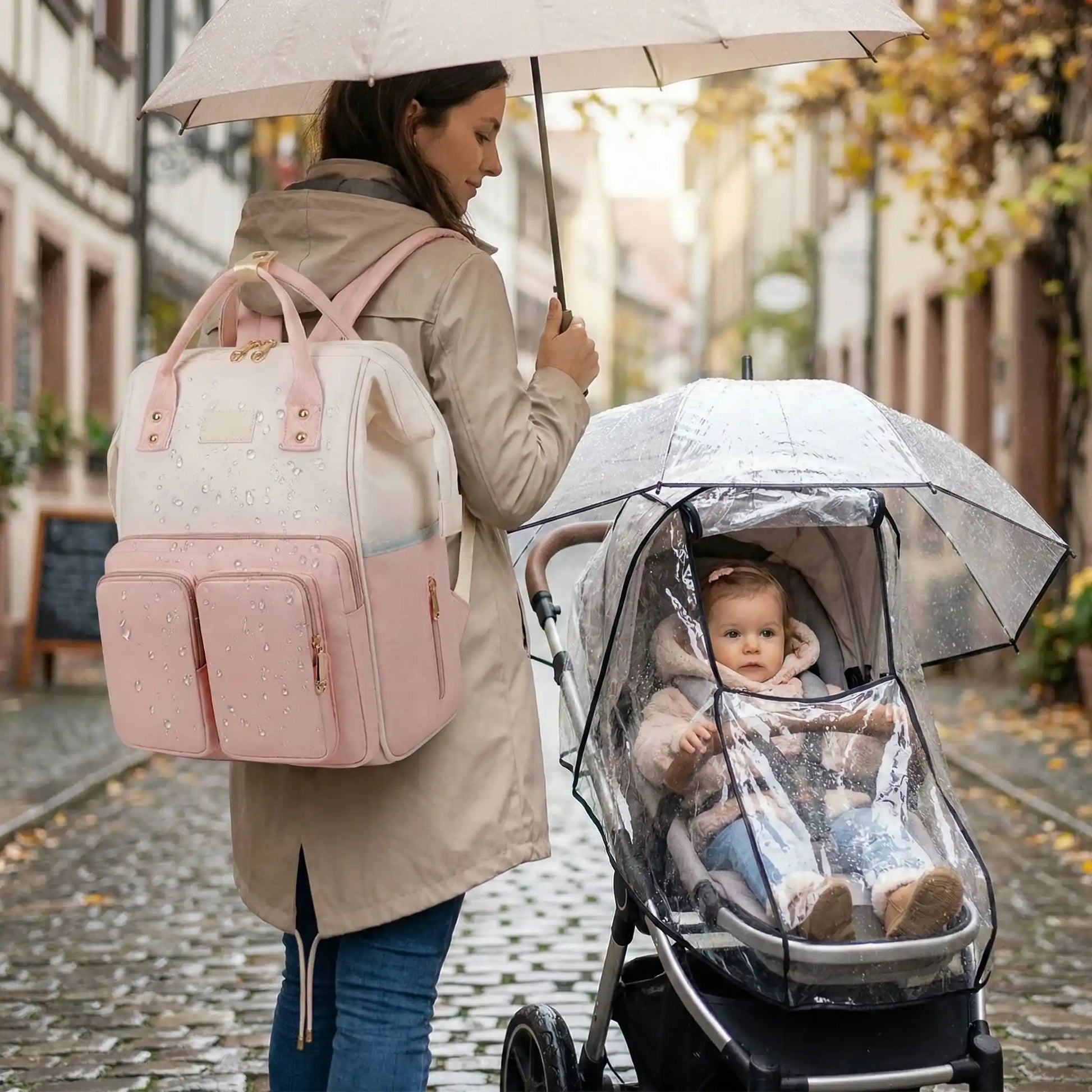 Maman et bebe sous la pluie avec un sac a langer polyvalent de grande capacite
