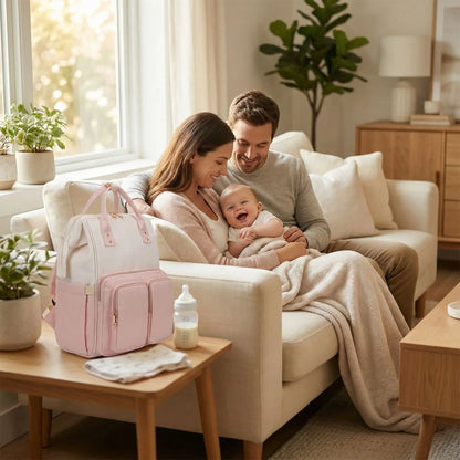 Parents et bebe au salon avec un sac a langer polyvalent de grande capacite
