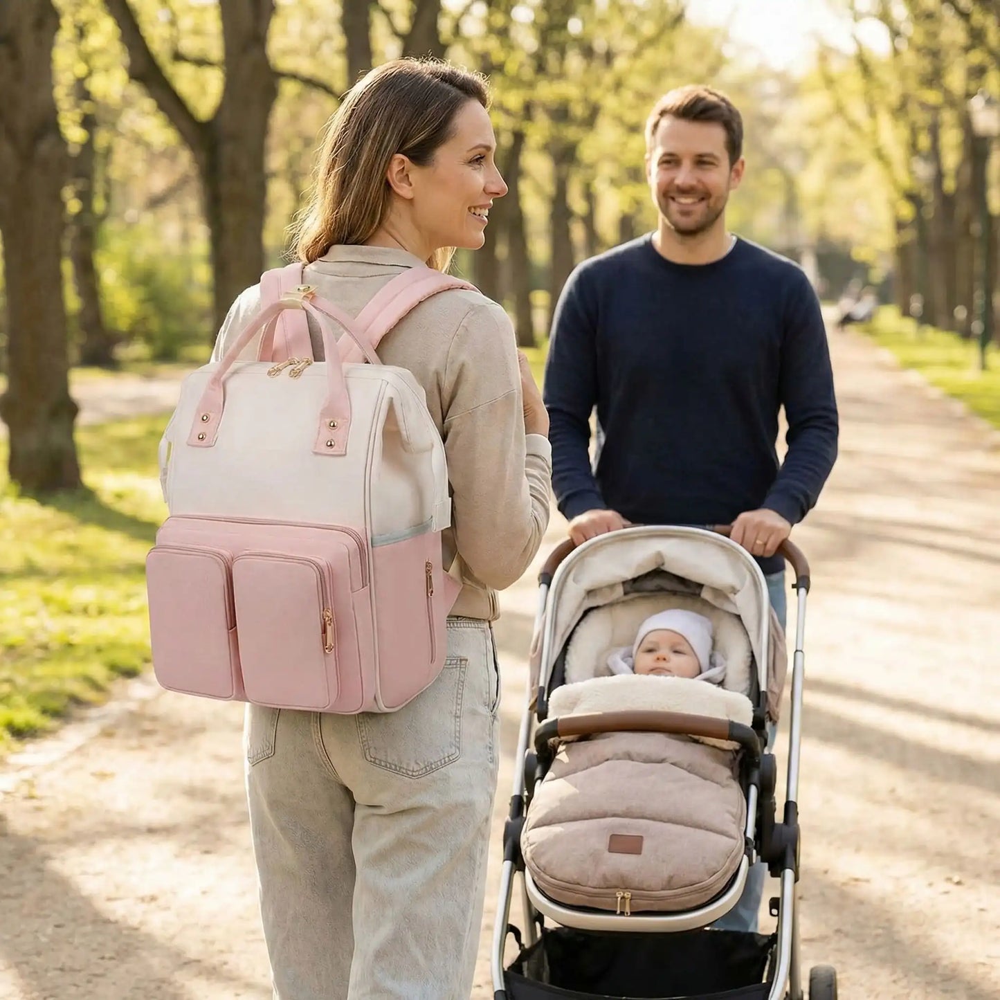 Parents et bebe en promenade au parc avec une poussette et un sac a langer polyvalent de grande capacite
