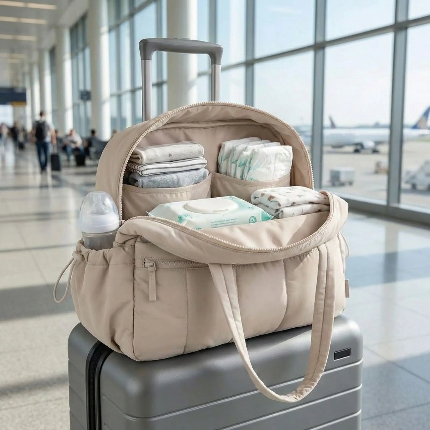 sac a langer portable cabine beige ouvert dans terminal aeroport montrant organisation