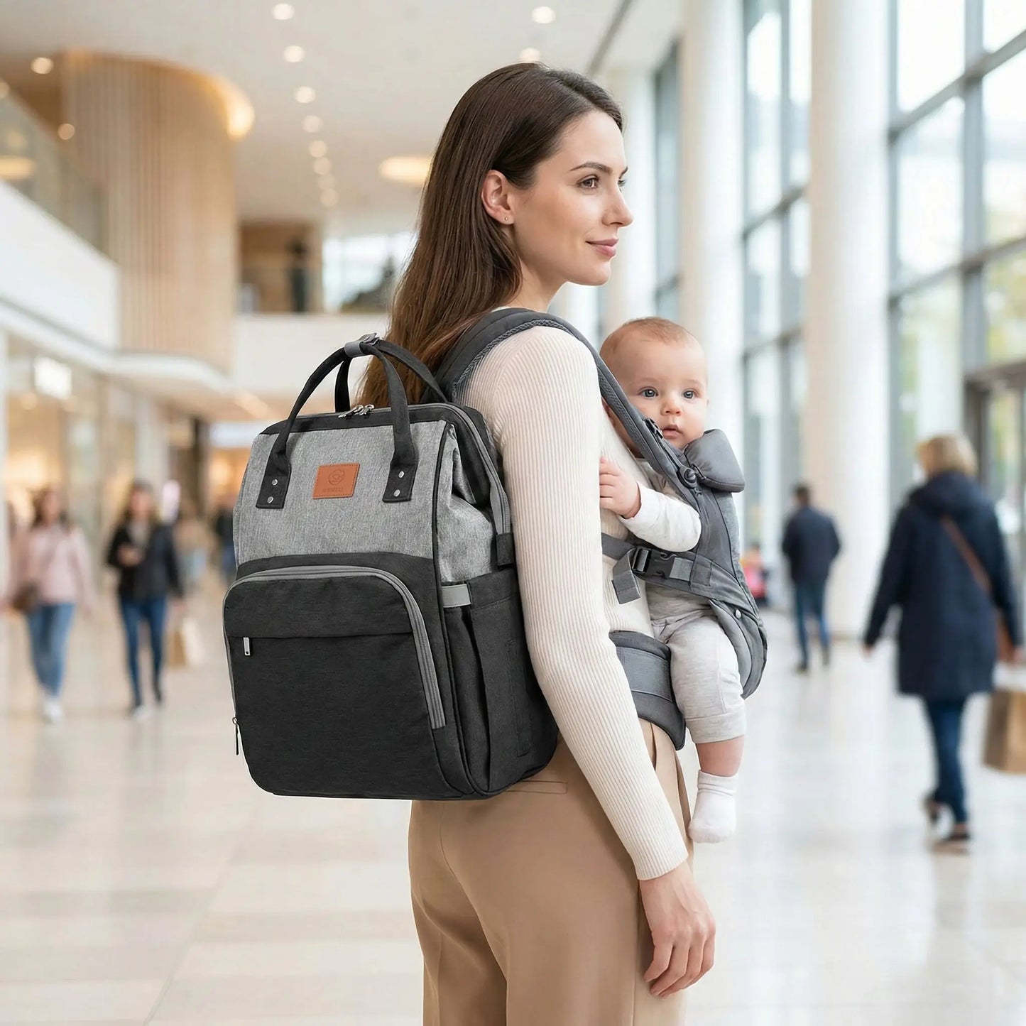 sac a langer sac a dos noir porte par maman avec bebe en centre commercial