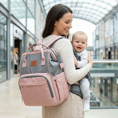 maman portant sac a langer sac a dos rose avec bebe en centre commercial