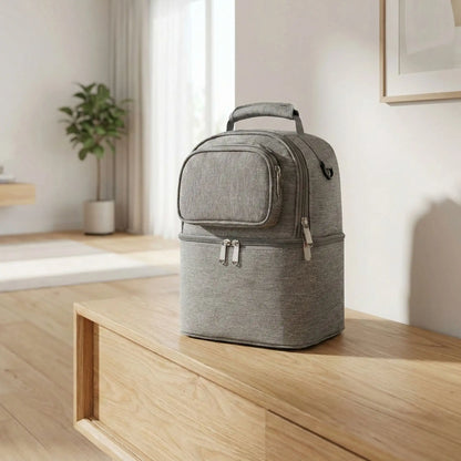 sac isotherme bebe gris pose seul dans salon lumineux vue produit detaillee