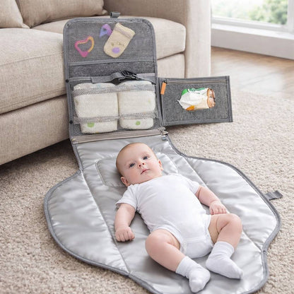 tapis a langer nomade imperméable et rembourre avec bebe allonge dans un salon confortable
