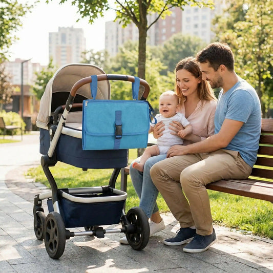 tapis a langer nomade sac bleu accroche a une poussette lors dune sortie au parc avec bebe