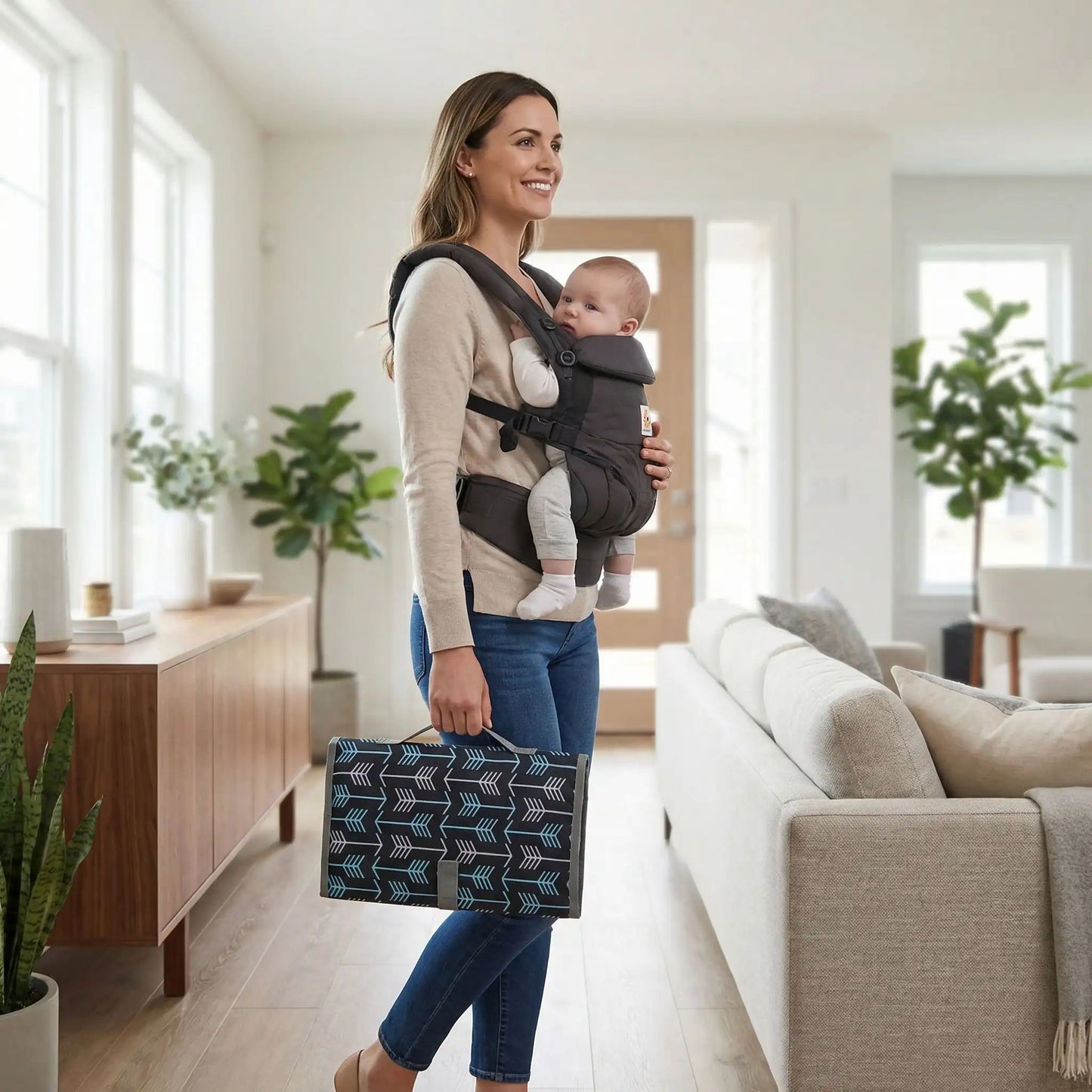 tapis a langer nomade compact avec rangement transporte par une maman avec porte bebe
