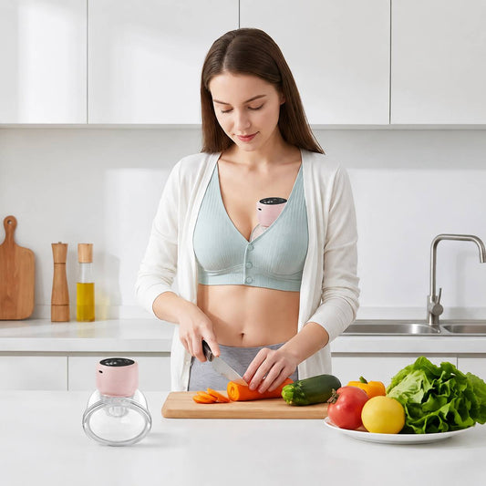 Maman portant un tire lait electrique portable pendant la preparation des repas en cuisine