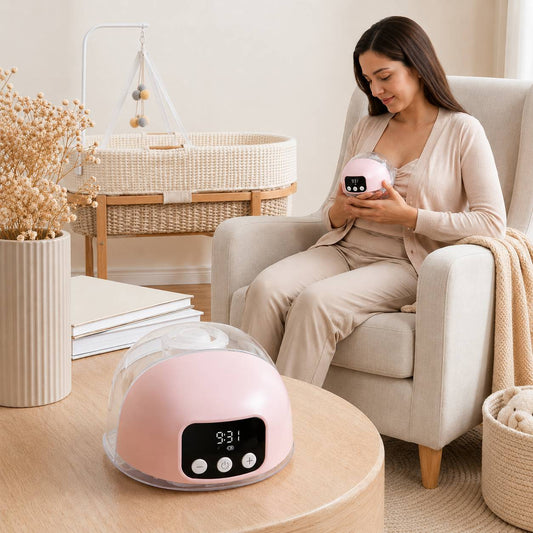 Maman utilisant un tire lait portable dans un salon moderne et confortable